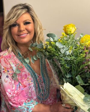 Terelu Campos Instagram - Gracias a mi familia y mis amigos por hacerme pasar un cumpleaños inolvidable en mi Málaga y ayudarme a paliar su ausencia !! Sois el bastón de mi vida !! Gracias a mi amigo Mariano @restauranteemers y @arte_floral_oscarros . Os amo 💗