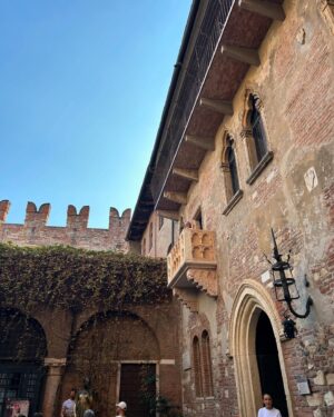 Tereza Kostková Instagram - Dárek pro mámu - krásná Verona, kouzelný Domingo, impozantní aréna…#dekuji #krasnycas #italie #magic #cestovani #darek #terezakostkova