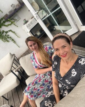 Tereza Kostková Instagram - My jsme velká rodina, fakt velká, a deti dětí dětí rychle dorůstají a studijí a já jsem moc hrdá na naši Bětku! 

Asi bych si to nechala pro sebe a řekla to jen jí, nebýt skutečnosti, ze stále více roste potřeba dobrých a dobrými metodami vybavených psychologů a to hlavně pro deti, což se stejně většinou přinejmenším latentně týká nás tzv. dospělých. Nize píší jaké všechny interesantni kombinace práce v rámci pomoci Alžběta provozuje, a protože si pravě čerstvě otevírá praxi v Praze, tak to hlásím, kdyby někdo chtel nebo věděl o někom, kdo potřebuje pomoci a ne a ne najít místo v dosavadních plných čekárnach…více na stránkách 

https://psycholog-posmourna.cz/

Kurz komplexní krizové intervence 
V Polsku certifikát Dogoterapie
Zooterapie
Diplomova prace Vliv canisterapie na motivaci
Certifikát/školení: Sebepoškozování: jak pomoc dítěti,  Odpoutani od displejů, Jak pracovat s úzkosti 
Titul Mgr. z psychologie a speciální pedagogiky

#inspirace #psycholog #psychologie #canisterapie #terapie #terezakostkova #odbornost