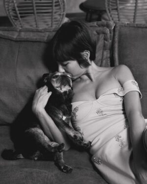 Tess Masazza Instagram - Quasi 15 anni di amore puro.
Ps: sì ho tagliato i capelli ancora più corti e ADORO 

#carlino #oldpug #shorthair #pixiecut