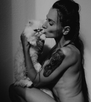 Tetiana Gaidar Instagram - Guys who has a 🐱 or 🐶? What’s your loved ones names & what kind of bread do you have ?
