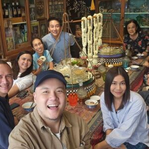 Thanaporn Wagprayoon Instagram - รวมพลทานข้าวแช่สุดอร่อย เพื่อฉลองวันเกิดพี่พฤฒน์ พี่ที่เคารพของน้องๆ วันนี้มีแต่ทีมนักร้องนำทีมโดย อาตุ้ม สีสไล/พี่ต๊งเหน่ง/ลูกหว้า พิจิกา/โน้ต ศรันย์/ กิตตินันท์/ น้องกายและครอบครัว สนุกสนานอบอุ่น และขอบอกว่า ข้าวแช่อาจารย์ตุ้มสุดจริงค่ะ ขอบคุณพี่พฤฒน์นะคะ ที่เลี้ยงพวกเรา เป็น ผอ.ดุริยางค์กองทัพเรือที่ฮาฝุด ฝุด สุขภาพแข็งแรงนะคะพี่