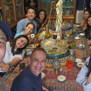 Thanaporn Wagprayoon Instagram - รวมพลทานข้าวแช่สุดอร่อย เพื่อฉลองวันเกิดพี่พฤฒน์ พี่ที่เคารพของน้องๆ วันนี้มีแต่ทีมนักร้องนำทีมโดย อาตุ้ม สีสไล/พี่ต๊งเหน่ง/ลูกหว้า พิจิกา/โน้ต ศรันย์/ กิตตินันท์/ น้องกายและครอบครัว สนุกสนานอบอุ่น และขอบอกว่า ข้าวแช่อาจารย์ตุ้มสุดจริงค่ะ ขอบคุณพี่พฤฒน์นะคะ ที่เลี้ยงพวกเรา เป็น ผอ.ดุริยางค์กองทัพเรือที่ฮาฝุด ฝุด สุขภาพแข็งแรงนะคะพี่