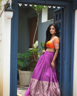 Tina Philip Instagram - Bataiye, main kiski raah dekh rahi hoon? 😊

Wearing: @anjanabohra_official 
Jewellery: @the_huess 
🏡: @stay.elivaas
