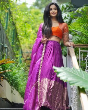 Tina Philip Instagram - Bataiye, main kiski raah dekh rahi hoon? 😊

Wearing: @anjanabohra_official 
Jewellery: @the_huess 
🏡: @stay.elivaas