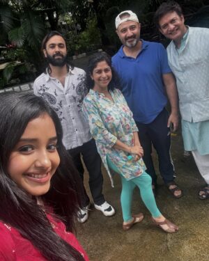 Tina Philip Instagram - As we bid farewell to Ganpatti Bappa, my heart is filled with gratitude and joy. The last 10 days have been a whirlwind of devotion, love and celebration. I love this festival as it brings us together as a community, strengthening bonds and creating memories that will last a lifetime.
.
Bye Bye Bappa 😊 pudhchya varshi lavkarya 💫