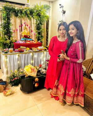Tina Philip Instagram - As we bid farewell to Ganpatti Bappa, my heart is filled with gratitude and joy. The last 10 days have been a whirlwind of devotion, love and celebration. I love this festival as it brings us together as a community, strengthening bonds and creating memories that will last a lifetime.
.
Bye Bye Bappa 😊 pudhchya varshi lavkarya 💫