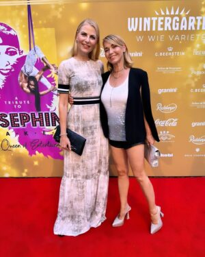 Tina Ruland Instagram - Gestern Abend große Premiere der neuen Show "A tribute to Josephine Baker" 
im @wintergartenberlin 🥳
Wie immer ein Feuerwerk an sensationeller Artistik und Performern, die herausragend sind. 
Oder einfach gesagt: mega Abend in Berlin mit Freunden ❤️
Klickt euch gerne durch einen kleinen Auszug des Abends durch😘
.
#hauptstadtliebe #Hauptstadt #berlin #abendmitfreunden #partytime #Varieté #Wintergarten #premiere #Feuerwerk