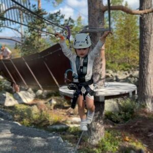 Tiril Sjåstad Christiansen Instagram - Fra helgens kamerarull 📷 Slektrstreff, Vegas første tur i klatrepark 🧗🏼‍♀️, sykling 🚴‍♂️, sommerfugllarver 🦋, heksebrygg, vafler på verandaen 🧇, dans og deilig torader musikk 🪗