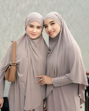 Tissa Biani Azzahra Instagram - wearing a new khimar set by @vanillahijab 🩷