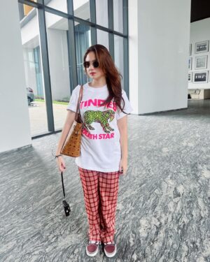 Tissa Biani Azzahra Instagram - melestarikan kaos dan celana untuk outfit sehari-hari,
selebihnya cuma eksperimen. 🤣🤌🏼
paling suka style ku di slide yang mana? 

#outfitideas