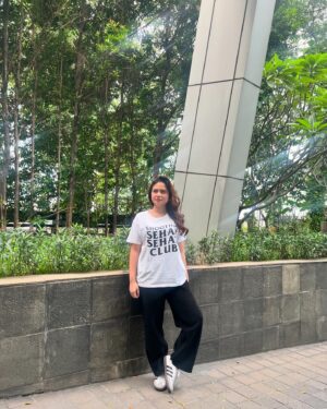 Tissa Biani Azzahra Instagram - melestarikan kaos dan celana untuk outfit sehari-hari,
selebihnya cuma eksperimen. 🤣🤌🏼
paling suka style ku di slide yang mana? 

#outfitideas