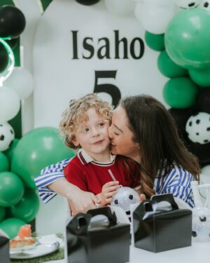 Tiziri Digne Instagram - Birthday party 🎂

Récap’ des 5 ans d’Isaho, sur le thème foot évidement ! ⚽️ 
Ses ami(e)s, une belle déco, un beau gâteau (cf 3ème photo 🎂) et beaucoup d’amour ! ❤️ 

#birthdayparty #birthdaycake #joyeuxanniversaire #famille