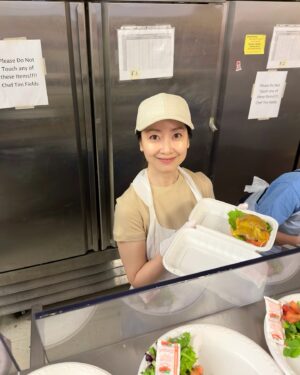 Tomoka Kurokawa Instagram - ♡
ボランティア活動について📝
ニューヨークでは頻繁に炊き出しが行われています。
私は主に盛り付けや配膳を担当しているのですが、シェフが作るメニューは毎回美味しそうです👨‍🍳
メンバーの皆さんと顔馴染みになり、団結力を感じています😊引き続き頑張っていきたいです✊
🌍
#黒川智花のNY珍道中
#智花inNY
#nyc
#NewYork
#ニューヨーク
#ニューヨーク生活
#volunteer
