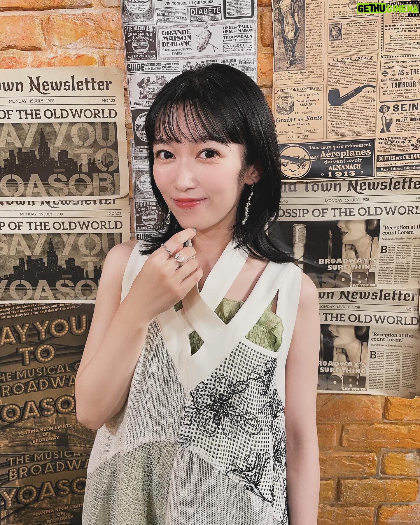 Tomoyo Kurosawa - 3.5K Likes - 声優と夜あそび🌙
優ちゃんがMC(オメデトウ!)、そしてすみぺさんがお休み(お会いしたかったぁ)ということで、人生初「声優と夜あそび」に遊びに行かせていただきました!
作品関係なく生放送に参加するのがとても久しぶりで、コメントを追いかけながらの生放送に懐かしい気持ちになりました🌱
そして優ちゃんが頼もしかった〜✨
キラキラ眩い優ちゃん、これからもますます輝くんだろうなぁ✨✨
いつだってわたしのセーラームーンです🌙
火曜までは無料で見逃し配信してますのでぜひABEMAからご覧ください✨
#上坂芹澤と夜あそび
#声優と夜あそび
#abema
#abematv
・・・・・・・・・・・
stylist @sueyoshi_kumiko
hair make @sasa_maki_sasa
ワンピース @fumiku_tokyo
イヤリング @33amenous
ツブツブリング @warmth.tokyo
ハートリング @hakujune_______