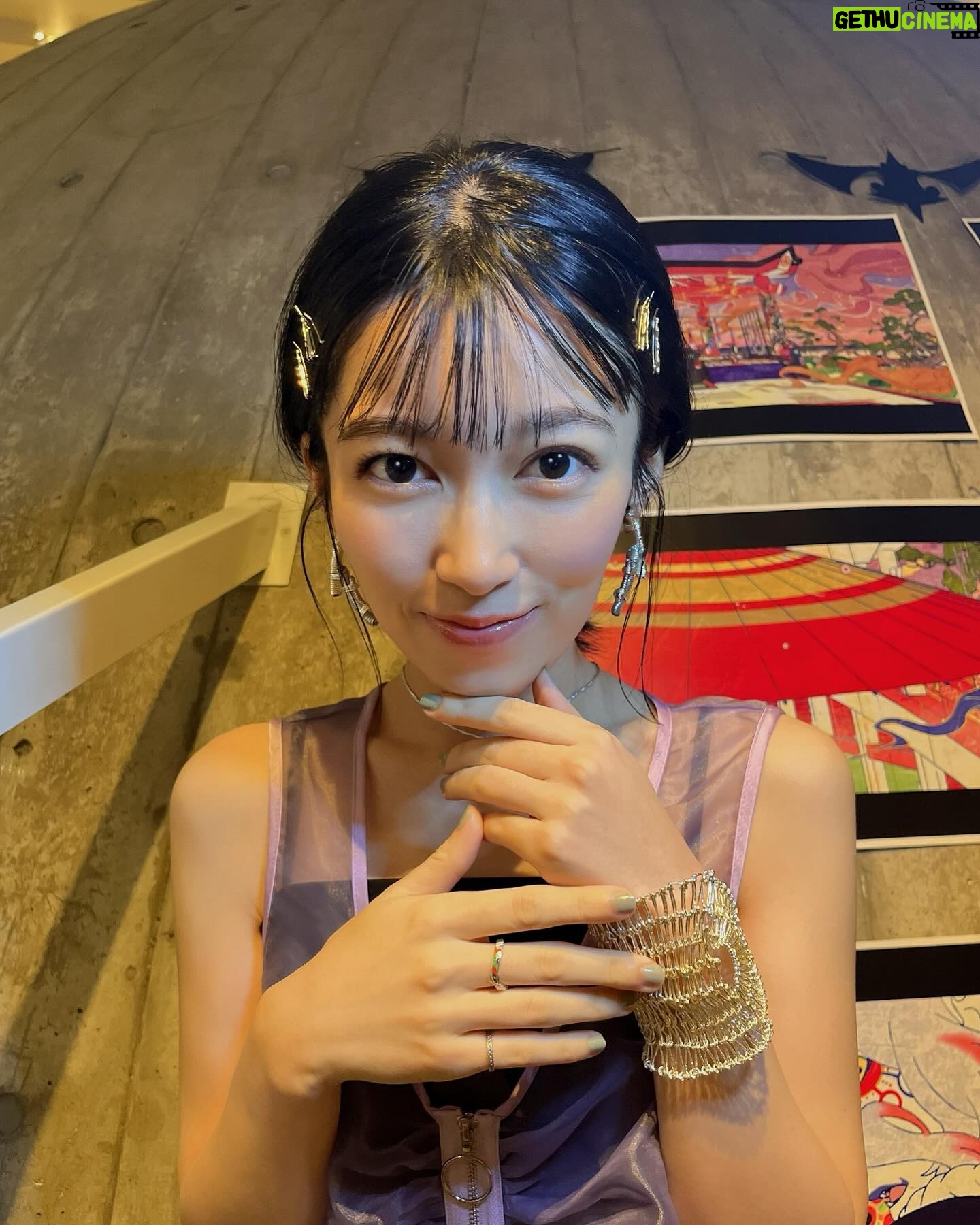 Tomoyo Kurosawa - 3.6K Likes - 『劇場版モノノ怪 唐傘』第3回目の舞台挨拶は甲斐田裕子さん、ゆかなさんとご一緒させていただきました☔️
劇場さんの愛が爆発してくださっていて、ロビーがモノノ怪一色!
すごく嬉しかったです。
エレベーターのドアにはアサとカメが並んでいて、こんなこともできるのかと感動してしまいました。すごい…ありがたいです…
何から何までモノノ怪を堪能できる空間ですので、ぜひ何度でも、いろんな映画館で劇場版モノノ怪、お楽しみいただけたら嬉しいです!
#モノノ怪 #劇場版モノノ怪
・・・・・・・・・・・・・・
stylist @sueyoshi_kumiko
hair make @sasa_maki_sasa
ワンピース @marte_vintage
@sahara_japon
イヤリング/ネックレス/ブレス @33amenous
リング @warmth.tokyo