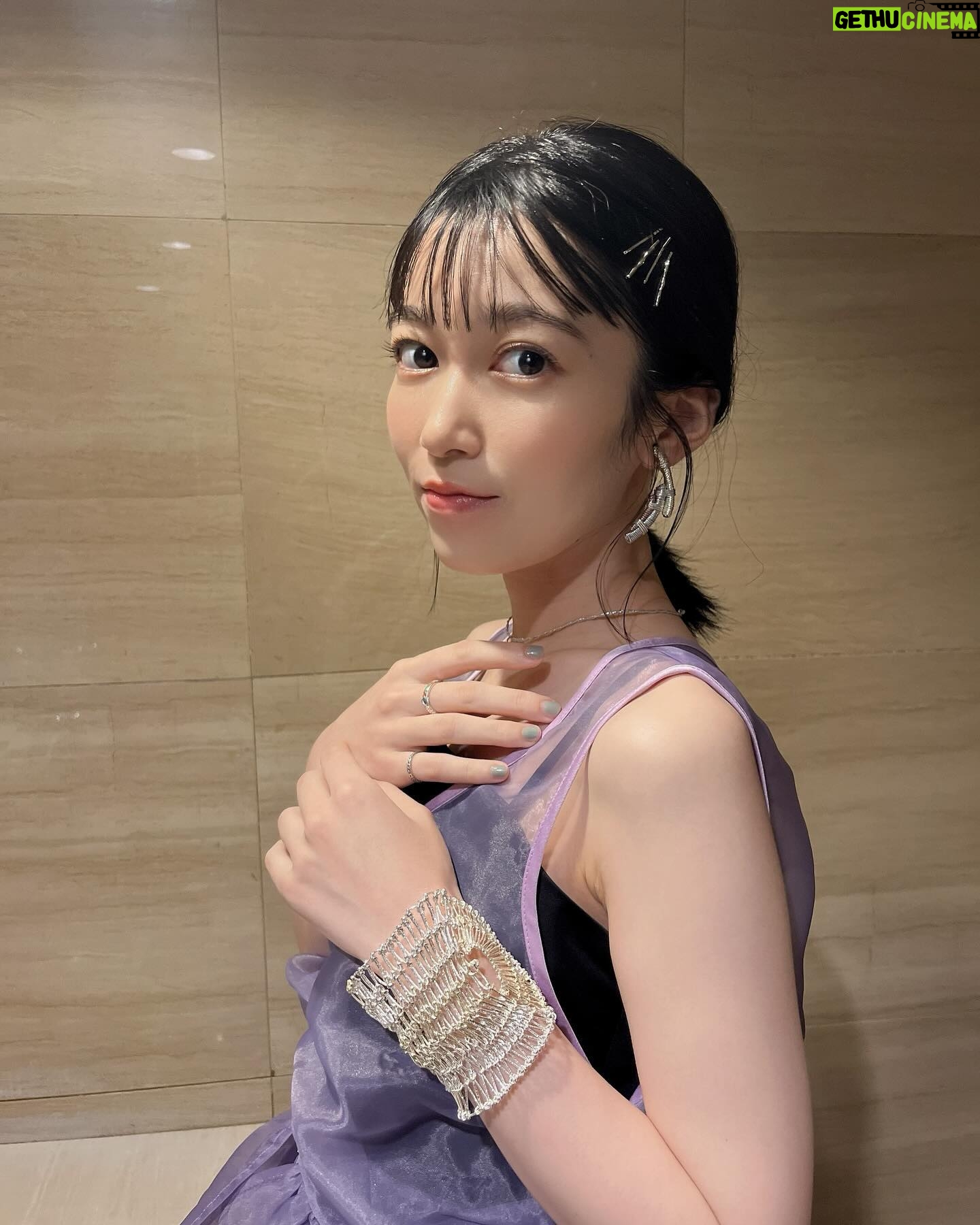 Tomoyo Kurosawa - 3.6K Likes - 『劇場版モノノ怪 唐傘』第3回目の舞台挨拶は甲斐田裕子さん、ゆかなさんとご一緒させていただきました☔️
劇場さんの愛が爆発してくださっていて、ロビーがモノノ怪一色!
すごく嬉しかったです。
エレベーターのドアにはアサとカメが並んでいて、こんなこともできるのかと感動してしまいました。すごい…ありがたいです…
何から何までモノノ怪を堪能できる空間ですので、ぜひ何度でも、いろんな映画館で劇場版モノノ怪、お楽しみいただけたら嬉しいです!
#モノノ怪 #劇場版モノノ怪
・・・・・・・・・・・・・・
stylist @sueyoshi_kumiko
hair make @sasa_maki_sasa
ワンピース @marte_vintage
@sahara_japon
イヤリング/ネックレス/ブレス @33amenous
リング @warmth.tokyo