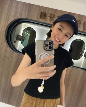 Tong Wang Instagram - 每次聊到牙齒的話題
我都可以很大聲的說～
我沒有蛀牙過🤣

這榮耀的背後是因為有個虎媽😂
我小時候如果沒有刷牙就睡覺！
馬上會被挖起來：給我去刷牙！
而且要用牙線清乾淨⚠️

那你們會不會覺得很奇怪？
為什麼媽媽知道我偷懶沒刷牙😂
因為⋯⋯

媽媽摸了牙刷🪥沒有濕濕的啦😅
（學到了嗎）

現在我長大了，換我帶媽媽保養牙齒
帶她來洗牙 噴砂美白🤍
讓媽媽開心🥳就是這麼簡單
@teethdr.idr 
#生活家牙醫診所 
#噴砂美白