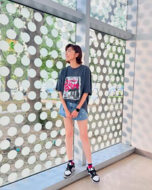 Tong Wang Instagram - 真的很需要神攝手耶😆😆😆

OOTD @merci.820 

#愛的榮耀 越來越刺激了啦🤯🤯🤯
@ftvdrama8 #民視八點檔 
#蔡小葉 #嚇到吃手手