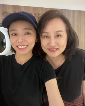 Tong Wang Instagram - 每次聊到牙齒的話題
我都可以很大聲的說～
我沒有蛀牙過🤣

這榮耀的背後是因為有個虎媽😂
我小時候如果沒有刷牙就睡覺！
馬上會被挖起來：給我去刷牙！
而且要用牙線清乾淨⚠️

那你們會不會覺得很奇怪？
為什麼媽媽知道我偷懶沒刷牙😂
因為⋯⋯

媽媽摸了牙刷🪥沒有濕濕的啦😅
（學到了嗎）

現在我長大了，換我帶媽媽保養牙齒
帶她來洗牙 噴砂美白🤍
讓媽媽開心🥳就是這麼簡單
@teethdr.idr 
#生活家牙醫診所 
#噴砂美白