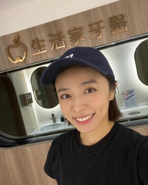 Tong Wang Instagram - 每次聊到牙齒的話題
我都可以很大聲的說～
我沒有蛀牙過🤣

這榮耀的背後是因為有個虎媽😂
我小時候如果沒有刷牙就睡覺！
馬上會被挖起來：給我去刷牙！
而且要用牙線清乾淨⚠️

那你們會不會覺得很奇怪？
為什麼媽媽知道我偷懶沒刷牙😂
因為⋯⋯

媽媽摸了牙刷🪥沒有濕濕的啦😅
（學到了嗎）

現在我長大了，換我帶媽媽保養牙齒
帶她來洗牙 噴砂美白🤍
讓媽媽開心🥳就是這麼簡單
@teethdr.idr 
#生活家牙醫診所 
#噴砂美白
