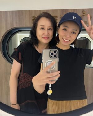 Tong Wang Instagram - 每次聊到牙齒的話題
我都可以很大聲的說～
我沒有蛀牙過🤣

這榮耀的背後是因為有個虎媽😂
我小時候如果沒有刷牙就睡覺！
馬上會被挖起來：給我去刷牙！
而且要用牙線清乾淨⚠️

那你們會不會覺得很奇怪？
為什麼媽媽知道我偷懶沒刷牙😂
因為⋯⋯

媽媽摸了牙刷🪥沒有濕濕的啦😅
（學到了嗎）

現在我長大了，換我帶媽媽保養牙齒
帶她來洗牙 噴砂美白🤍
讓媽媽開心🥳就是這麼簡單
@teethdr.idr 
#生活家牙醫診所 
#噴砂美白