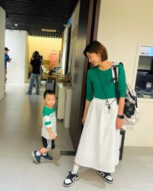 Tong Wang Instagram - 最近小葉哭到不要不要的😎
今天是星期天🌹可以到教會了～超開心

信的人必有神蹟奇事隨著他們❤️
這週馨庭剛好在台北
於是約了她們夫妻倆到家教會主日
照理說青少年和兒童宣教分享應該是上週
但因爲上週是艾瞳 京奇週
於是他們被挪到這週
就這麼剛好是馨庭他們的需要😭
人們說的是巧合，其實都是神的計畫啦❤️

謙卑的馨庭說～
給了她許多啟發和信心的建立，感謝主。
在主裡沒有偶然，一切都是上帝完美的安排。

聚會之後，我就好想好想帶他們去吃貳樓
可是假日根本訂不到⋯
突然和姐妹聊著聊著
然後姐妹就問我，她們要去貳樓，要一起嗎？
她們有多訂座位。OMG😱😱😱

更有趣的是，貳樓的餐點，就是馨庭他們愛吃的。
OMG again 🤣🤣🤣

@annytiangco 
#姪子跟姑姑穿一樣色系
#感謝主