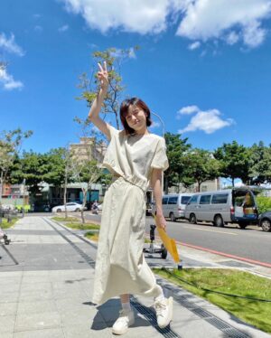 Tong Wang Instagram - 下了整天的雨～
來點陽光普照🌞的照片吧

蔡小葉2.0💪🏻
從迷宮跳脫出來
繼續往前走吧🤍
雖然心，傷痕累累⋯
但妳不孤單、妳很勇敢！
勇敢，不是不害怕
而是就算害怕也依然前行

說不定
轉角，就遇到愛（？）
喂～

#蔡小葉 #愛的榮耀 #民視八點檔
@ftvdrama8 @fu_arron 

套裝 @hidesan_ig 
#蔡小葉傳搭 #傳送門幫你們放在留言處
鞋 @xtepofficial