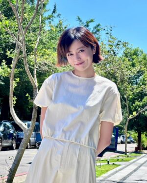 Tong Wang Instagram - 下了整天的雨～
來點陽光普照🌞的照片吧

蔡小葉2.0💪🏻
從迷宮跳脫出來
繼續往前走吧🤍
雖然心，傷痕累累⋯
但妳不孤單、妳很勇敢！
勇敢，不是不害怕
而是就算害怕也依然前行

說不定
轉角，就遇到愛（？）
喂～

#蔡小葉 #愛的榮耀 #民視八點檔
@ftvdrama8 @fu_arron 

套裝 @hidesan_ig 
#蔡小葉傳搭 #傳送門幫你們放在留言處
鞋 @xtepofficial