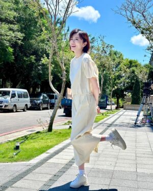 Tong Wang Instagram - 下了整天的雨～
來點陽光普照🌞的照片吧

蔡小葉2.0💪🏻
從迷宮跳脫出來
繼續往前走吧🤍
雖然心，傷痕累累⋯
但妳不孤單、妳很勇敢！
勇敢，不是不害怕
而是就算害怕也依然前行

說不定
轉角，就遇到愛（？）
喂～

#蔡小葉 #愛的榮耀 #民視八點檔
@ftvdrama8 @fu_arron 

套裝 @hidesan_ig 
#蔡小葉傳搭 #傳送門幫你們放在留言處
鞋 @xtepofficial