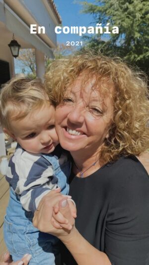 Toñi Moreno Instagram - Se adoran y a mi me encanta. Su madrina ha estado con ella desde que nació , y cuando me preguntan por  cómo es la maternidad en solitario, tengo que reconocer que estoy muy apoyada. No solo no estamos solas , es que la gente que nos rodea es maravillosa. “Su nana” se ha convertido en alguien insustituible e imprescindible en su vida. Este año estarán separadas , pero buscaremos la manera de que se sigan queriendo de esta manera que a mi me emociona. Te queremos @tormento_de_pepa (el vídeo me lo recordaba el iPhone).
