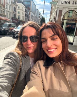 Tonia Sotiropoulou Instagram - London and new beginnings ❤️ 🇬🇧

#london #september #naturelover #friends #flowers