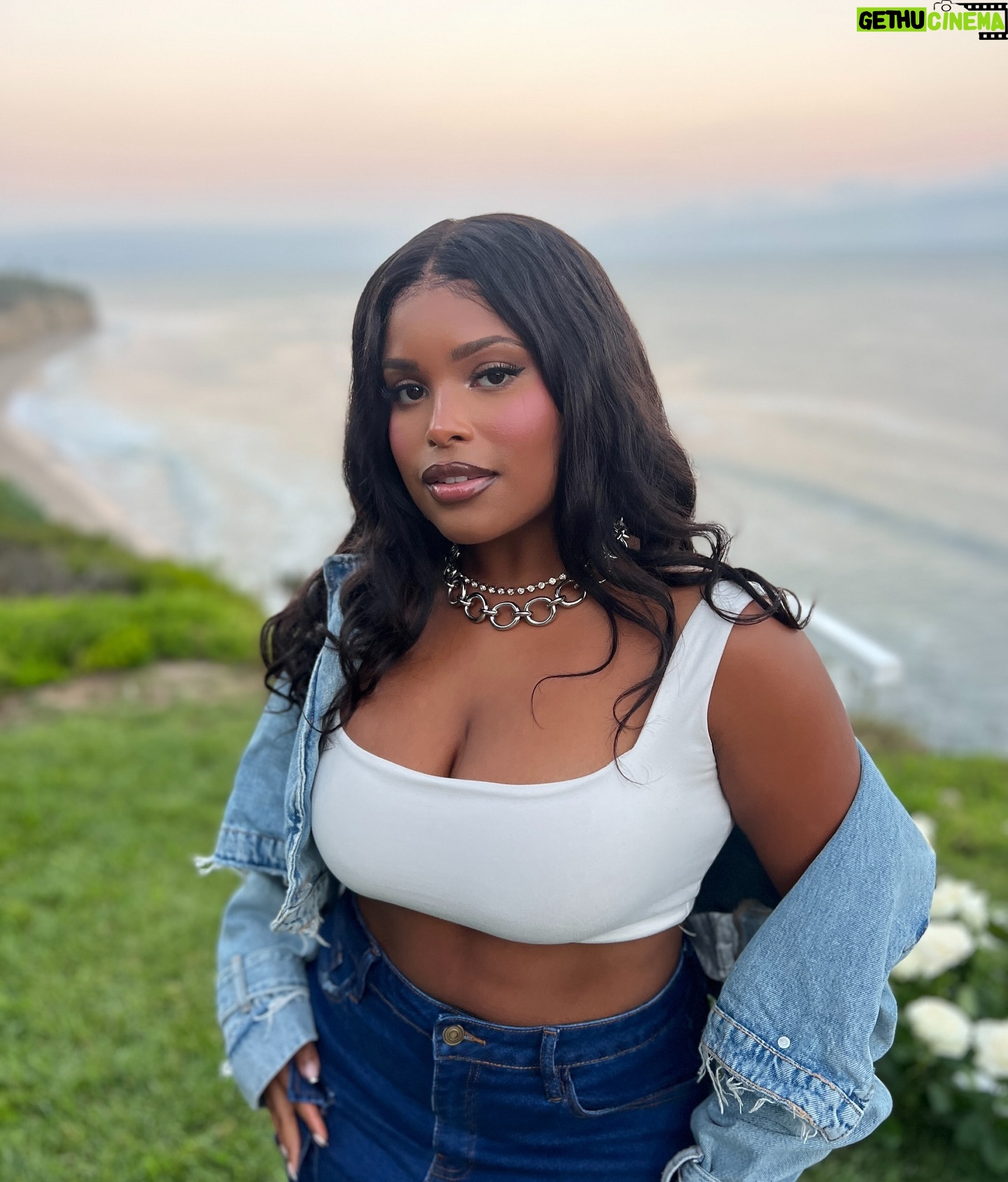 Tyla Gomez - 1.2K Likes - hello september, be good to me 💗