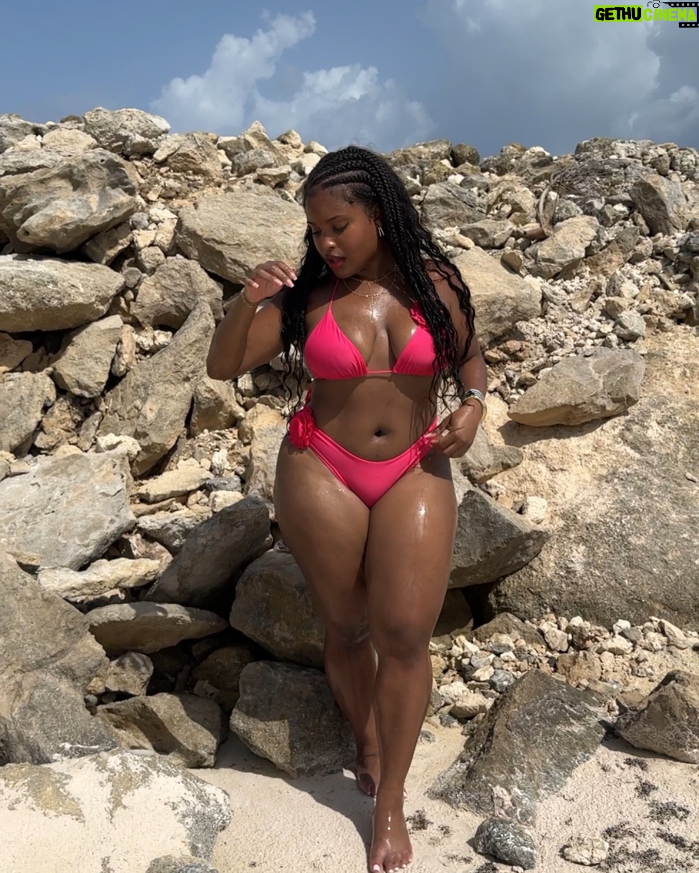 Tyla Gomez - 1.8K Likes - sizzling 🔥