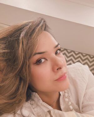 Udita Goswami Instagram - Whenever I have to wait, is when I do some time pass by taking pics. I still find it somewhat strange, and I can only do it in the room alone myself. I think it’s weird to stand and pose anywhere and have people stare at you. Still very inhibited in that matter.
So, I attempted the winged liner for the first time after watching a video online. Seems alright? Slide pic 2. ☺️
