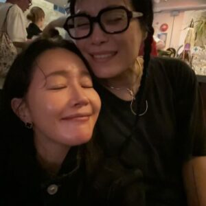 Uhm Ji-won Instagram - 사진 한장 올릴 여유가 없는 서울의 나날들
@pushbutton_official 나잇.

25년 예쁜 의상들과 함께 
언제봐도 반가운 사람들과💚