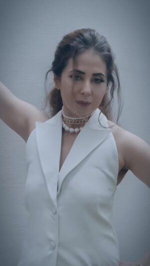 Urmila Matondkar Instagram - मैं मस्त..💃💃
और आप सब भी… 🥰❤️

#actor #actorslife #blessed #grateful #peace #gratitude #love 

Style by : @kmundhe4442 
Outfit : @puneetkapoorlabel
Jewellery : @womencode.in
Footwear : @prada
Photography : @vjsolankii 
HMU : @vijaysharmahairandmakeup