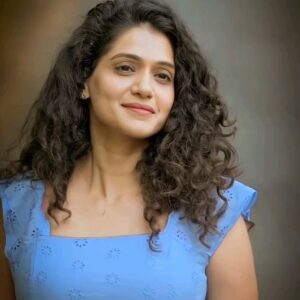 Urmilla Kothare Instagram - It's important to enjoy the simple pleasures in life like just taking a stroll through Nature ❤️

📷 @nikhilpanditphotography

#fashionfriday
#walkinginnature #staycation #ootd #Fridayvibe