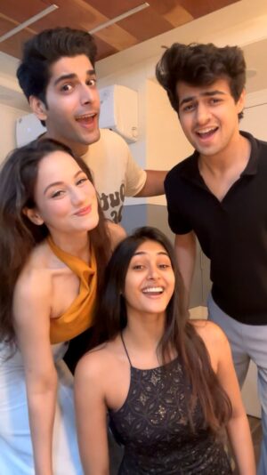 Urvashi Pardeshi Instagram - The Kaleshi Group 😈
#trendingreels #dance #masti #actors #dilkotumsepyarhua #viralvideos #starparivaarawards #bandbaja #explorepage