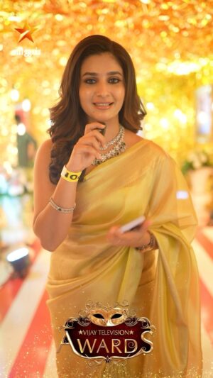 Vaishu Sundar Instagram - Stunning Ponni Enters 😍🤩 | #NowShowing - 9th Annual Vijay Television Awards #VijayTelevisionAwards #VTA #VijayStars #VijayTelevision #VijayTV