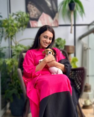 Vandana Lalwani Instagram - Paw-sitively grateful 🐾♥️
With this bundle of joy #miso @gungunuprari s pet.

Wearing @unidraa kaftan 💖
#sunday #puppy #puppylove #jackrussell #kaftan #vandanalalwani #home #monsoon