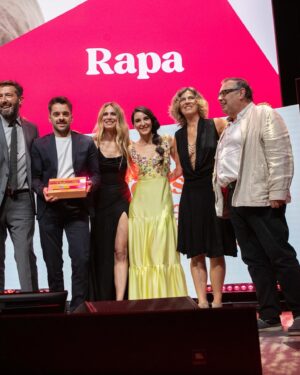 Vanesa Romero Instagram - Gracias al @festval_oficial por acogerme un año más con tanto cariño❤️🙏. Un lujo poder entregar premio junto a mi querida @leonorlavado a la serie #Rapa de @movistarplus y coincidir con tantos compañeros de profesión.
Y ademas, pudimos enseñar a todos el tráiler de nuestra película #hotelbitcoinlapelicula que se estrenará el próximo 13 de Septiembre en cines 🍿🎬.
Estilismo @mardy_nogales 
👗 @michaelcostellomadrid 
 💍 @messika 
👠 @magritshoes 
💄 @rebecatfigueroa 
@lacanicafilms @idolofilms @juan_vidal_fernandez @palomatejero @piamanagement @olivia_beyondthetalent
