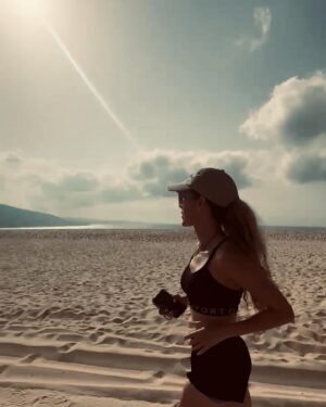 Vanesa Romero Instagram - Me encanta 🏃‍♀️ por la playa… 
#vanesaromero #recordandomomentos