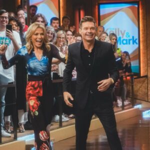 Vanna White Instagram - Always great being back in NY🗽 Be sure to tune in to the premiere TONIGHT!