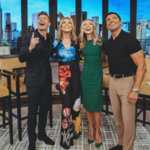 Vanna White Instagram - Always great being back in NY🗽 Be sure to tune in to the premiere TONIGHT!