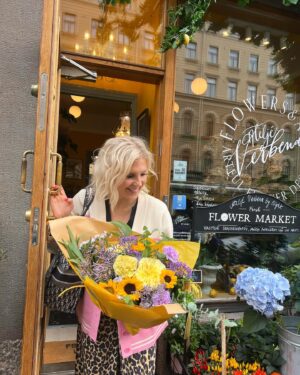 Vappu Pimiä Instagram - Siivouskukat check!✅
Mä olen oppinut tämän siivouskukka tavan äidiltäni, joka aina siivouspäivänä ostaa leikkokukkakimpun. Onko muita siivouskukkien ostajia?💐🙋‍♀️
Mä ostin tän kimpun mun yhdestä lempparikukkakaupasta @ateljeverbena 😍👌
#siivouskukat #leikkokukat #supportyourlocal