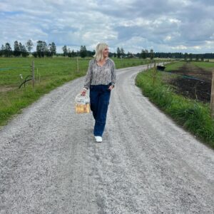 Vappu Pimiä Instagram - Kolme päivää reissussa ja ajettuja kilometrejä karvan vajaa 1600!😅💪Taas ollaan oltu rakkauden asialla ympäri ämpäri Suomen ja vaikka toi ajaminen ajoittain aika raskasta onkin, niin täytyy todeta, että Suomessa on kyllä niin upeita maisemia ja kauniita paikkoja että oksat pois! Tuntuu, että aika monet kinttupolut ja maisemareitit on tullut tässä vuosien saatossa ajettua, kun Maajussien perässä on mennyt, mutta ei kesäisen Suomen maisemiin kyllästy koskaan. 🥰😍🇫🇮🌲
Yksi kuumottavimmista paikoista Suomen teillä varsinkin korkeanpaikankammoiselle on muuten Vekaransalmen silta Sulkavalla. Tänään ajoin sen yli, oli ehkä mun kolmas kerta ja herramunvereni miten pelottava se on joka kerta! Sattuneesta syystä en jäänyt ottamaan kuvaa, mutta löysin siitä hienon kuvan, joka löytyy vikana näistä kuvista. Kuva by @visitsulkava 😱😱😅😅🙈🙈 
#maajussillemorsian #rakkaudenasialla #vekaransalmensilta #showbusiness