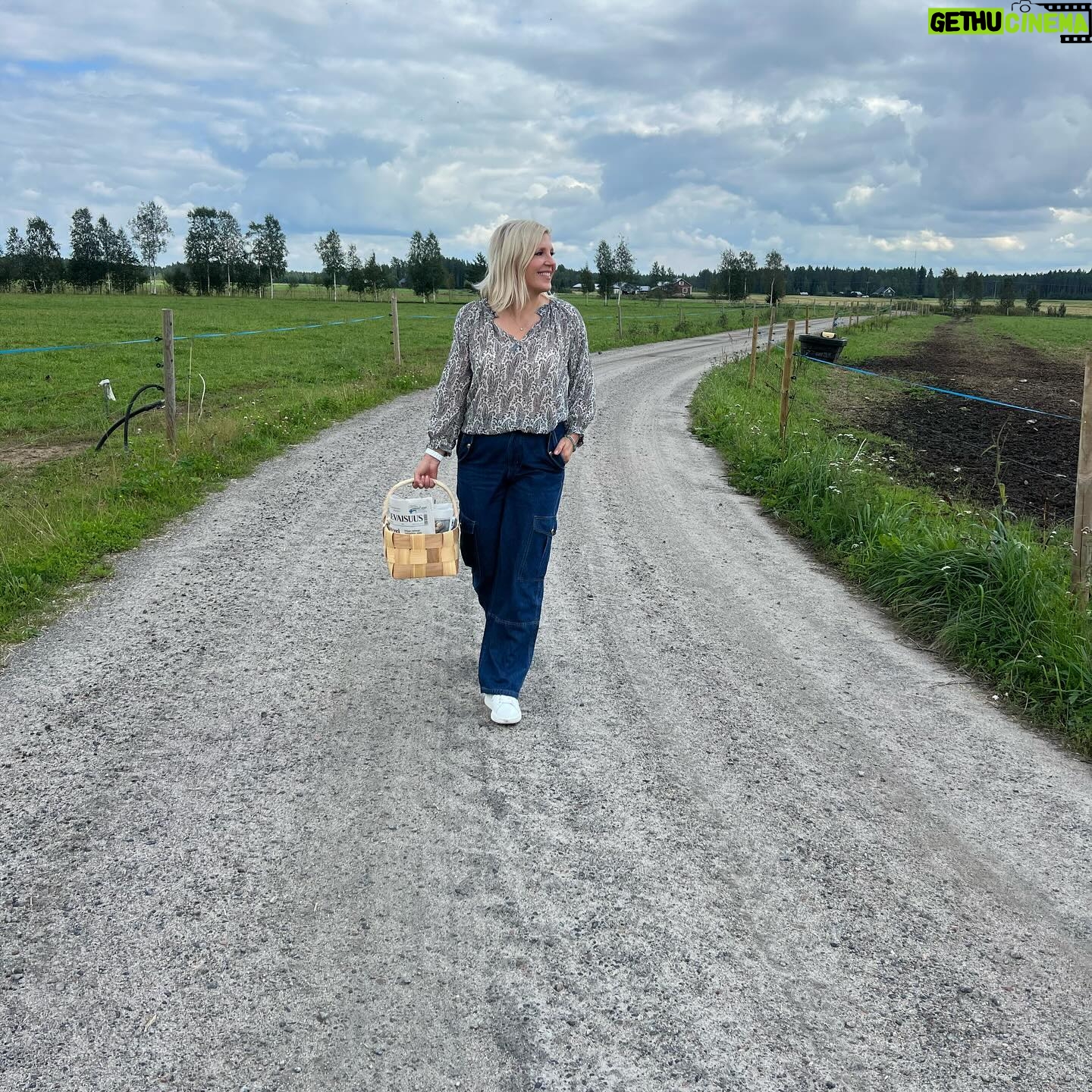 Vappu Pimiä - 6.8K Likes - Kolme päivää reissussa ja ajettuja kilometrejä karvan vajaa 1600!😅💪Taas ollaan oltu rakkauden asialla ympäri ämpäri Suomen ja vaikka toi ajaminen ajoittain aika raskasta onkin, niin täytyy todeta, että Suomessa on kyllä niin upeita maisemia ja kauniita paikkoja että oksat pois! Tuntuu, että aika monet kinttupolut ja maisemareitit on tullut tässä vuosien saatossa ajettua, kun Maajussien perässä on mennyt, mutta ei kesäisen Suomen maisemiin kyllästy koskaan. 🥰😍🇫🇮🌲
Yksi kuumottavimmista paikoista Suomen teillä varsinkin korkeanpaikankammoiselle on muuten Vekaransalmen silta Sulkavalla. Tänään ajoin sen yli, oli ehkä mun kolmas kerta ja herramunvereni miten pelottava se on joka kerta! Sattuneesta syystä en jäänyt ottamaan kuvaa, mutta löysin siitä hienon kuvan, joka löytyy vikana näistä kuvista. Kuva by @visitsulkava 😱😱😅😅🙈🙈
#maajussillemorsian #rakkaudenasialla #vekaransalmensilta #showbusiness