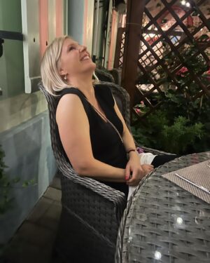 Vappu Pimiä Instagram - Jos oon sanonut, että tärkeintä parisuhteessa on huumori, niin kyllä se aika tärkeää osaa näyttelee myös ystävyysssuhteissa. Jos ei kaverin kanssa koskaan naureta, niin itselle se on kyllä aika no-no. Kikun kanssa sitä ongelmaa ei ole ollut koskaan! Rakastan @kirsialmsiira ssa:
-suoruutta ja rehellisyyttä (eli porilaisuutta)
- tilannetajua
- kykyä viljellä hiton hauskoja kielikuvia
- kykyä tehdä viiltävän terävää mutta huumorin sävyttävää analyysia käytännössä mistä tai kestä tahansa. Jollainen muuten oli juuri tässä hetkessä käynnissä. 😂😂
Oot Kiku timanttinen ja hiton hauska sekä älykäs ystävä! Paljon onnea ja Monia Armorikkaita Vuosia vielä ja olet elävä esimerkki siitä että 50-vuotiaana nainen on parhaimmillaan ja taatusti myös siitä eteenpäin!💎🔥⭐️❤️💪