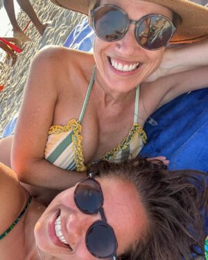 Vera Kolodzig Instagram - Em águas de bacalhau a arrotar postas de pescada. 
.
.
.
@cloeana 
#verao #praia #algarve #aguasdebacalhau #postasdepescada